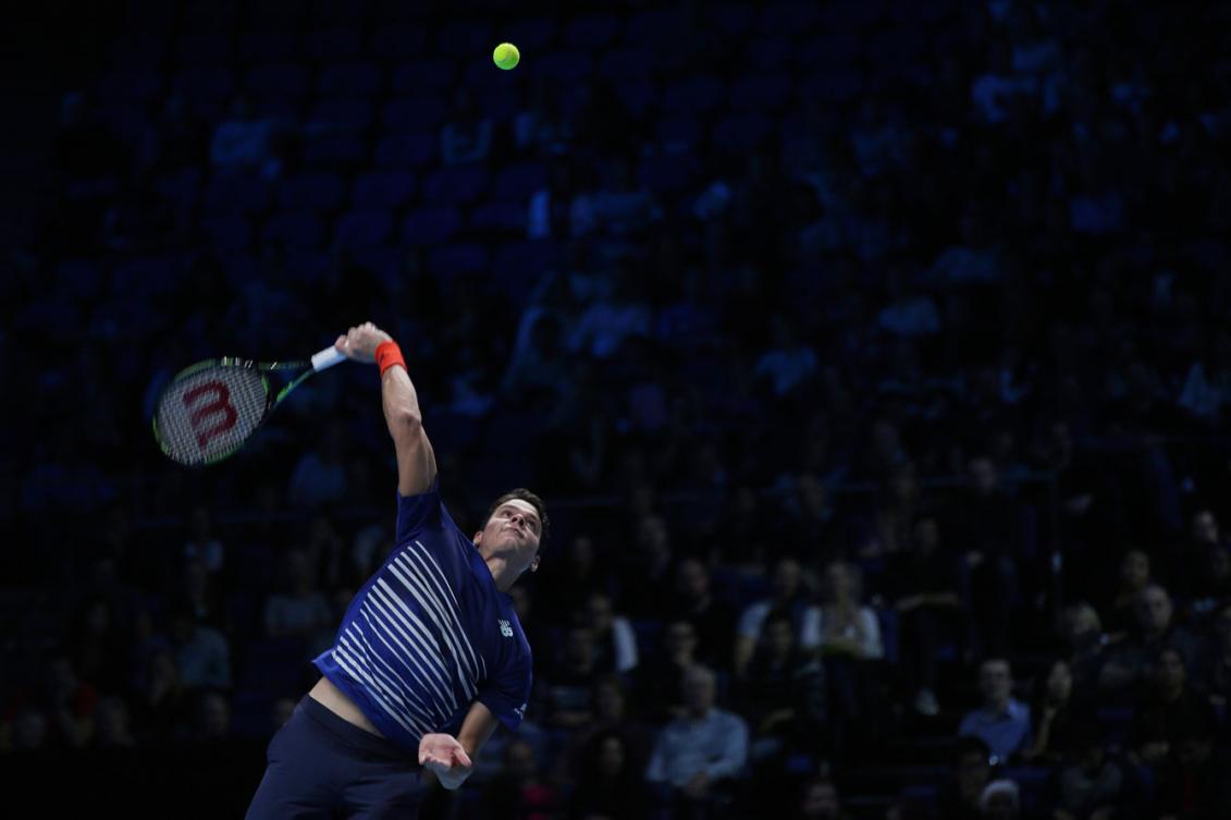 Milos Raonic au service contre le Français Gaël Monfils aux Finales de l'ATP, le 13 novembre 2016 à l'O2 Arena de Londres. (AP Photo/Tim Ireland)