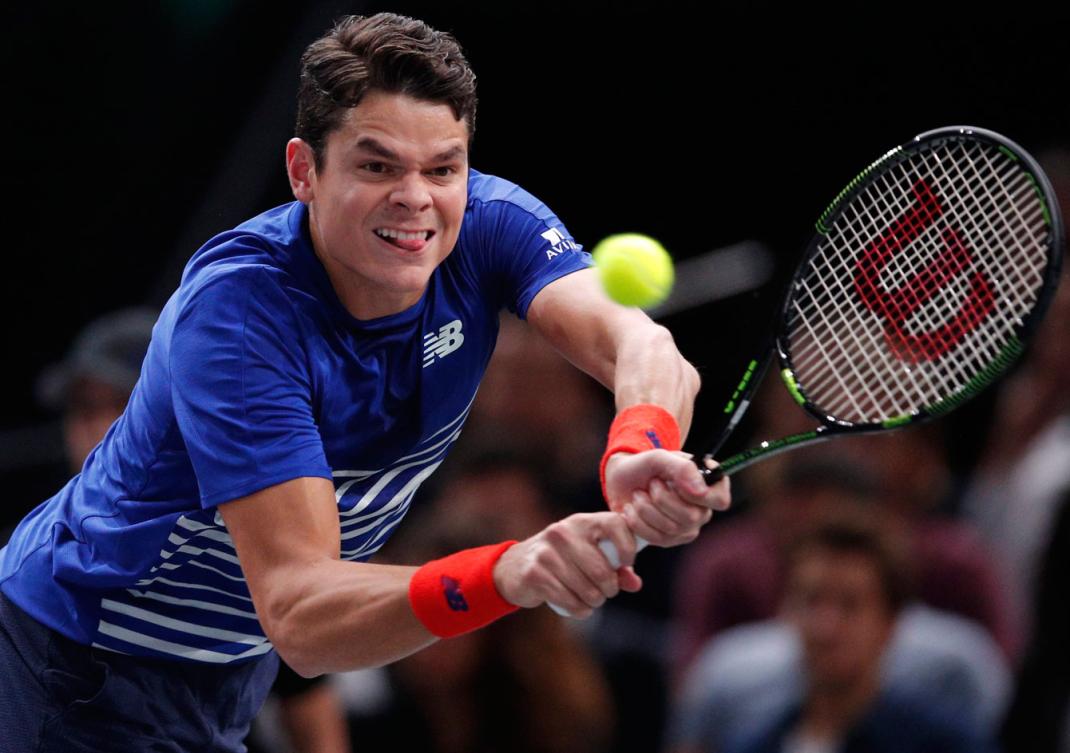 Milos Raonic en réception de service contre Jo-Wilfried Tsonga en quarts de finale du Masters de Paris, le 4 novembre 2016. (AP Photo/Christophe Ena)