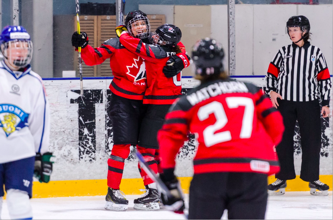 Les Canadiennes célèbrent leur victoire sur les Finlandaises à la Coupe des quatre nations, le 1er novembre 2016. (Photo : Hockey Canada)