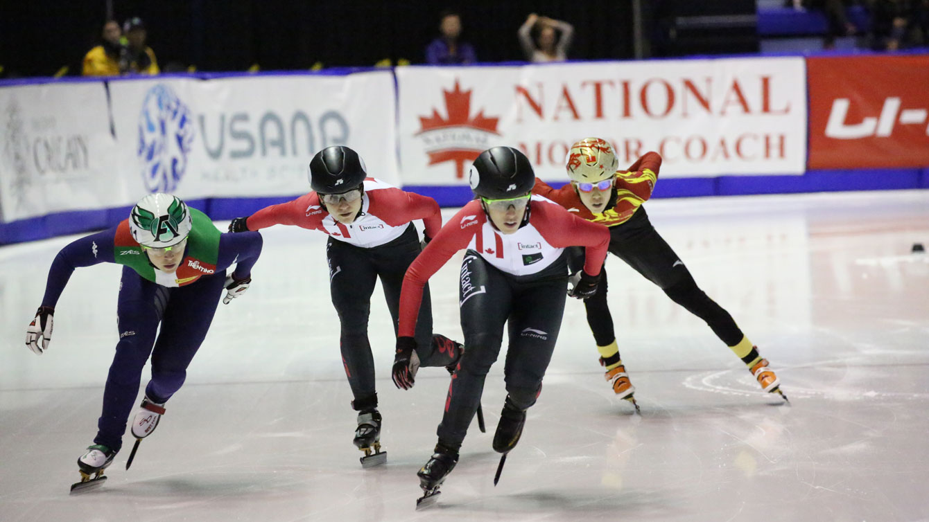 Marianne St-Gelais en tête, Arianna Fontana de l'Italie (à gauche), Kasandra Bradette du Canada et Fan Kexin de la Chine (à droite) lors de la finale du 500 m féminin à la Coupe du monde de Calgary, le 5 novembre 2016. (Photo COC/Steve Boudreau).