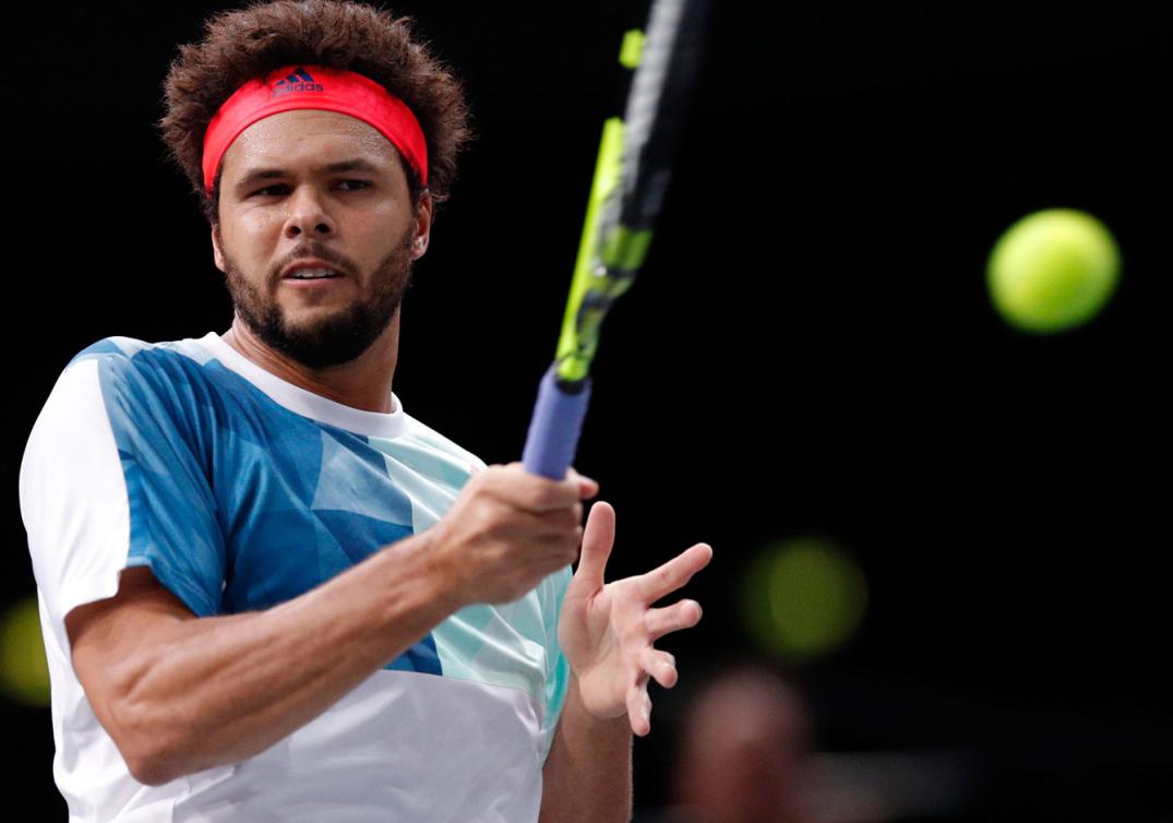 Jo-Wilfried Tsonga contre Milos Raonic en quarts de finale du Masters de Paris, le 4 novembre 2016. (AP Photo/Christophe Ena)