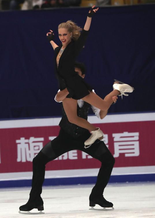 Kailtyn Weaver et Andrew Poje pendant leur danse courte à la Coupe de Chine, le 18 novembre 2016. (AP Photo/Ng Han Guan)