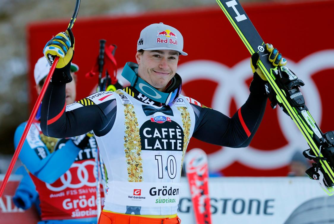 Erik Guay célèbre sa troisième position au super-G de la Coupe du monde de Val Gardena, en Italie, le 16 décembre 2016. (AP Photo/Marco Trovati)