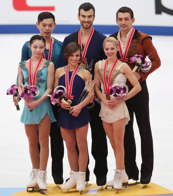 Meagan Duhamel et Eric Radford entourés des Chinois Yu Xiaoyu et Jin Yang et des Américains Alexa Scimeca et Chris Knierim lors de la cérémonie des médailles du Trophée NHK, le 28 novembre 2015 à Nagano. (AP Photo/Koji Sasahara)