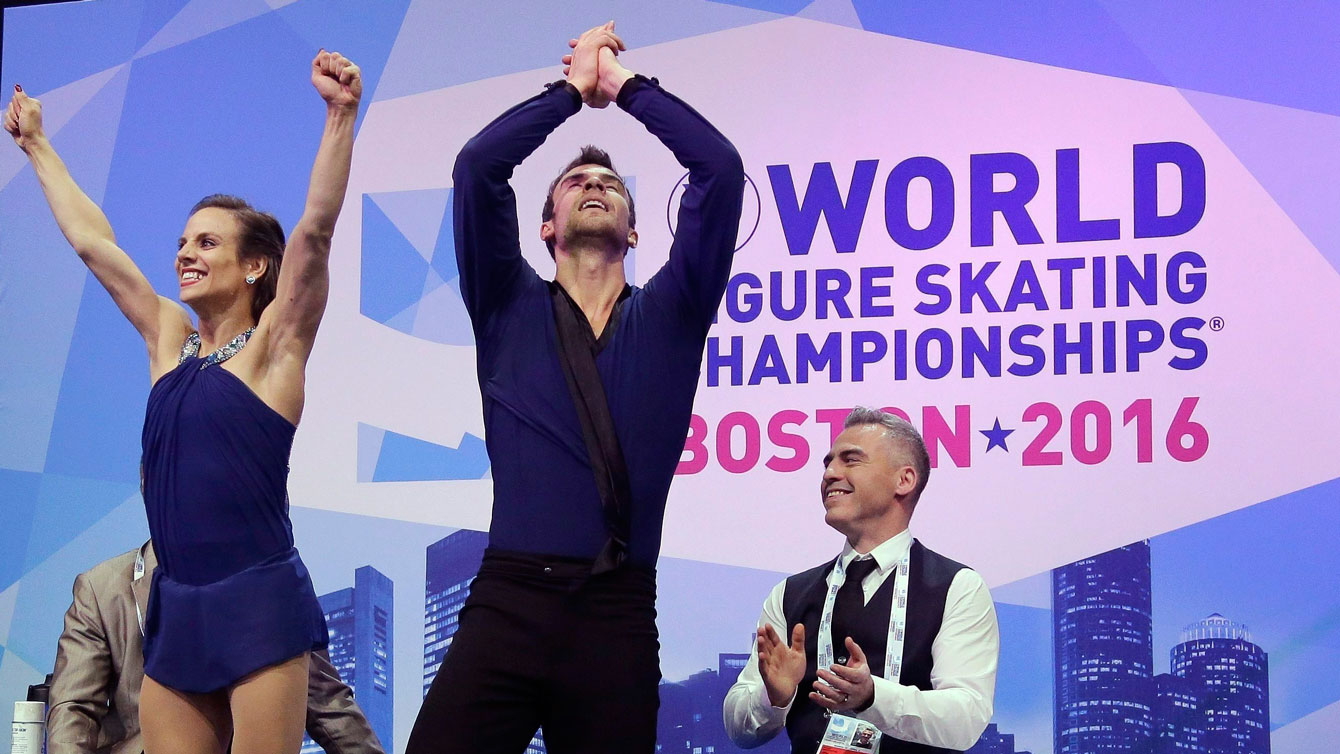 Meagan Duhamel et Eric Radford célèbrent leur victoire aux Mondiaux de patinage artistique, le 2 avril 2016 à Boston. (AP Photo/Elise Amendola)