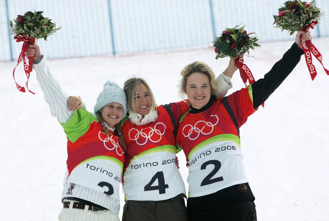 (G-D) Lindsey Jacobellis des États-Unis, Tanja Frieden de la Suisse et Dominique Maltais du Canada lors de la remise des médailles à l'épreuve du snowboard cross aux Jeux olmypiques de Turin, le 17 février 2006. (AP Photo/Lionel Cironneau)