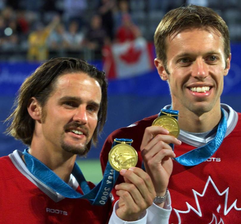 Sébastien Lareau et Daniel Nestor (à droite) célèbrent leur médaille d’or aux Jeux olympiques de Sydney, le 27 septembre 2000. (CP PHOTO/Tom Hanson)