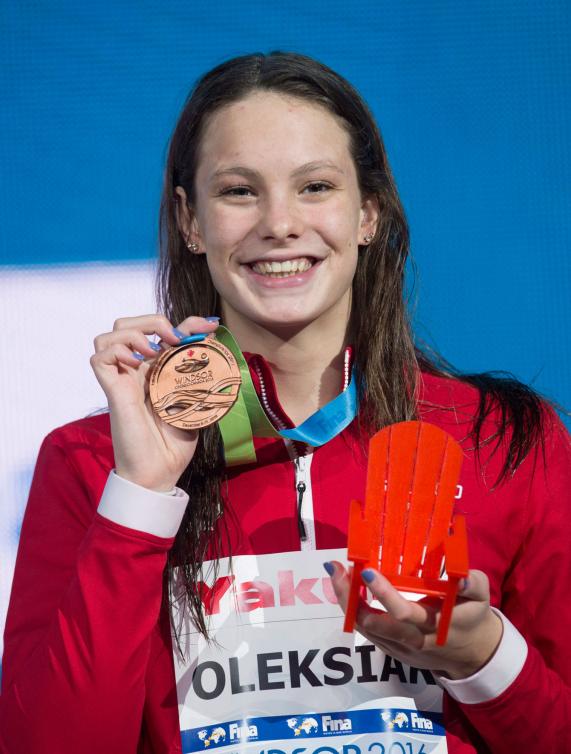 Penny Oleksiak célèbre sa médaille de bronze au 100 m style libre lors des Mondiaux de Windsor, le 8 décembre 2016. THE CANADIAN PRESS/Paul Chiasson