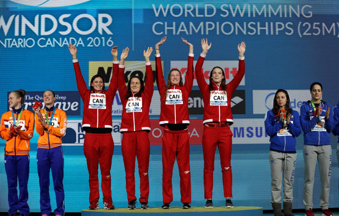 Michelle Williams, Sandrine Mainville,Taylor Ruck, et Penny Oleksiak célèbrent leur médaille d'or au relais 4x50 m style libre aux Mondiaux sur 25 m de Windsor, le 11 décembre 2016. THE CANADIAN PRESS/Paul Chiasson