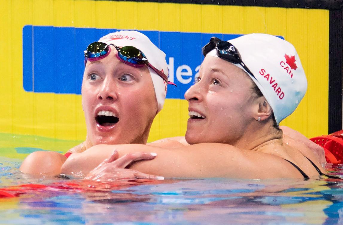 Katerine Savard félicite Taylor Ruck (à gauche) pour sa troisième place au 200 m libre lors des Mondiaux sur 25 m de Windsor, le 6 décembre 2016. THE CANADIAN PRESS/Frank Gunn