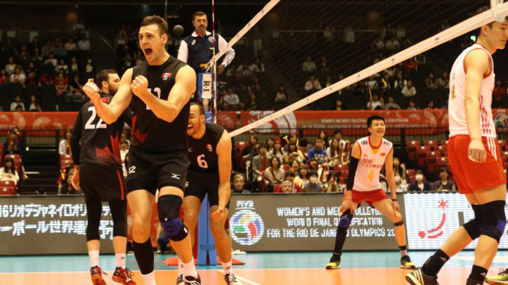 Gavin Schmitt célèbre un point marqué contre l’équipe japonaise au tournoi continental de qualification olympique de Tokyo, le 5 juin 2016. (Photo : FIVB)