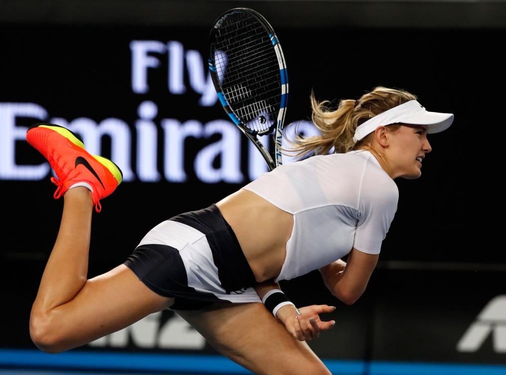 Eugenie Bouchard au service contre l'Américaine Louisa Chirico au premier tour des Internationaux d'Australie, le 16 janvier 2017. (AP Photo/Kin Cheung)