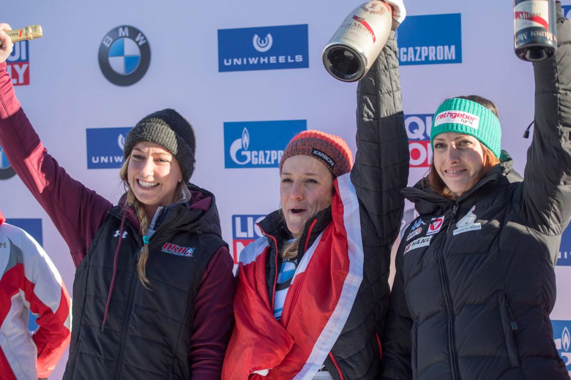 L'Américaine Kendall Wesenberg, la Canadienne Mirela Rehneva et l'Autrichienne Janine Flock lors de la remise des médailles à la Coupe du monde de skeleton à Saint-Moritz, le 20 janvier 2017. (Urs Flueeler/Keystone via AP)