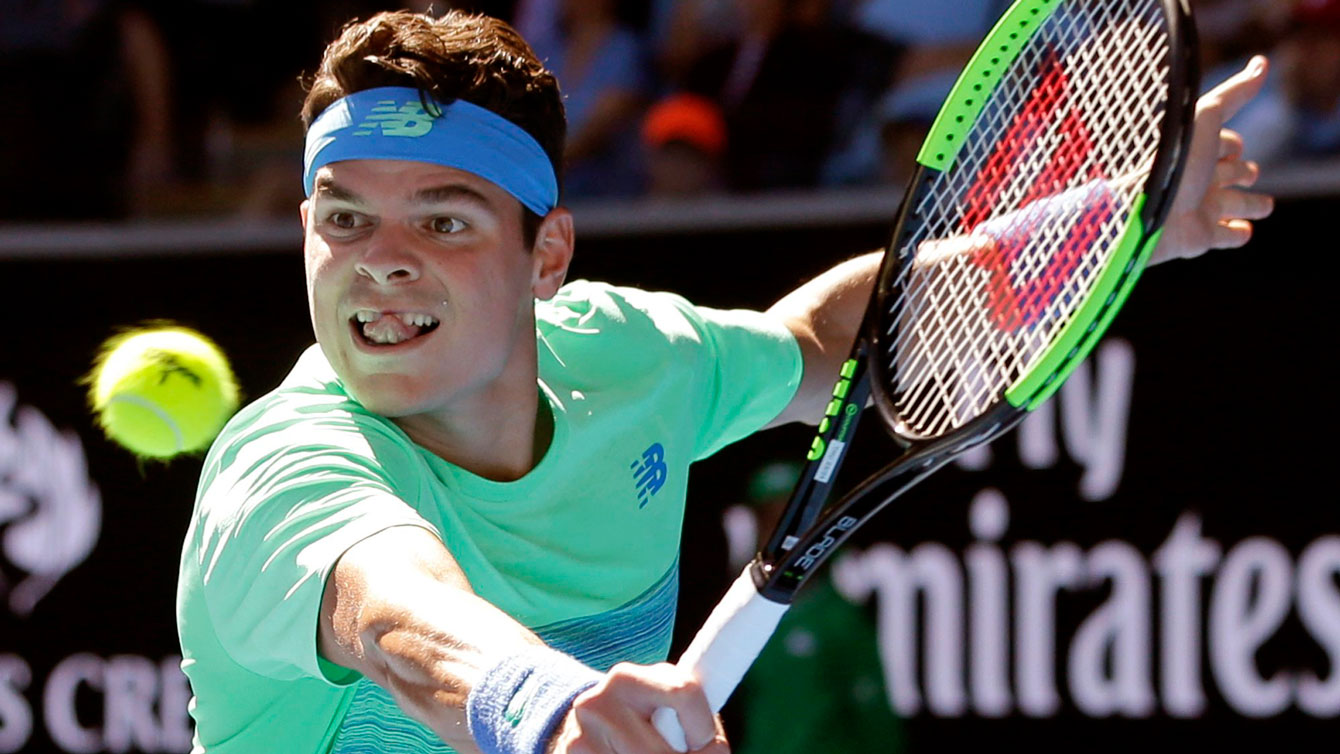 Milos Raonic au revers lors de son match de deuxième tour contre Gilles Muller aux Internationaux d'Australie, le 19 janvier 2017. AP Photo/Aaron Favila)