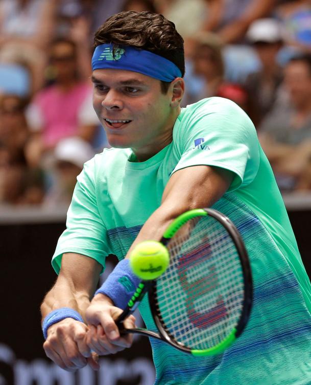 Milos Raonic retourne un service de Dustin Brown au premier tour des Internationaux d'Australie, le 17 janvier 2017. (AP Photo/Aaron Favila)