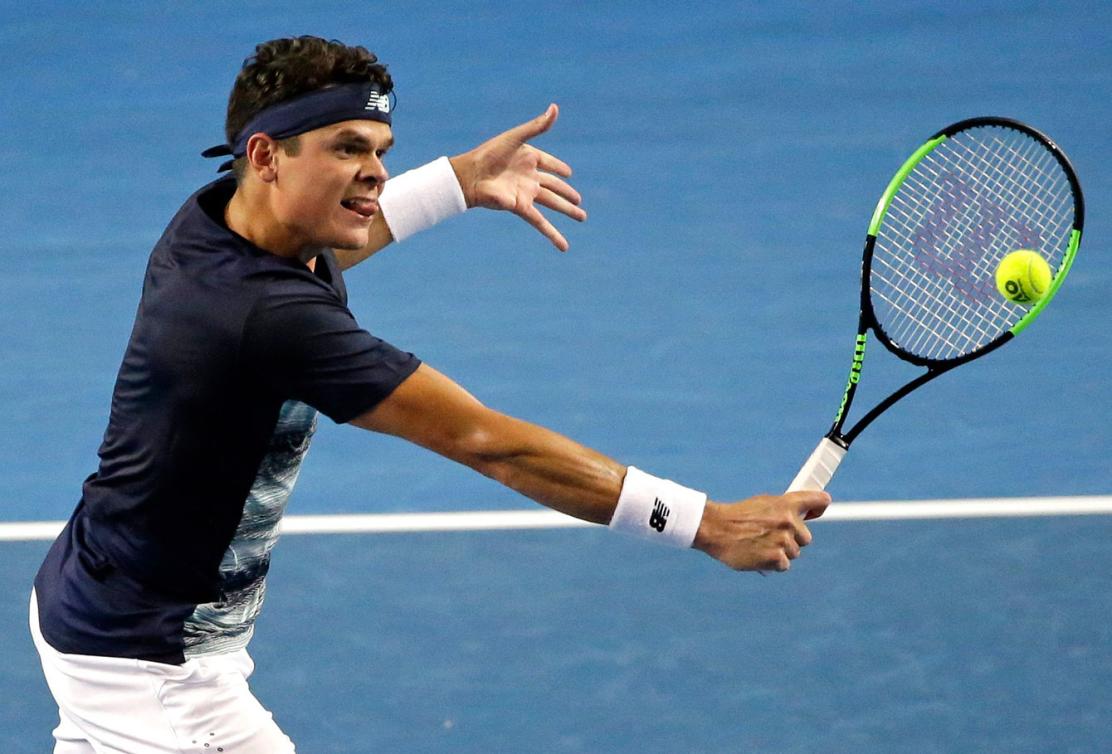 Milos Raonic effectue une volée lors de son match de troisième tour contre le Français Gilles Simon aux Internationaux d'Australie, le 21 janvier 2017. (AP Photo/Dita Alangkara)