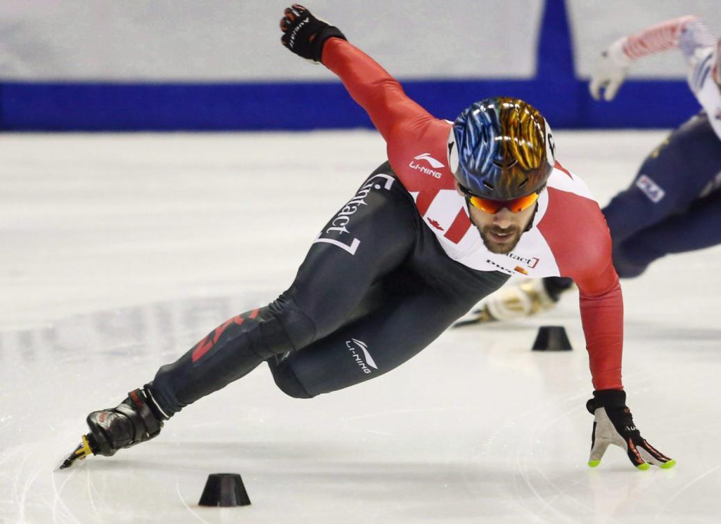 François Hamelin lors du 500 m à la Coupe du monde de Calgary, le 5 novembre 2016. THE CANADIAN PRESS/Jeff McIntosh