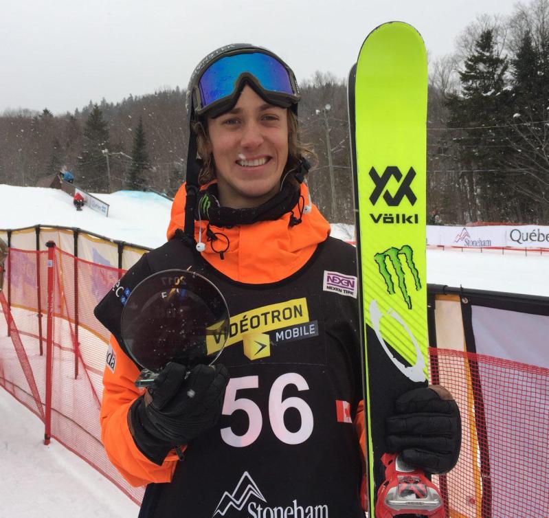 Alex Beaulieu-Marchand pose avec son trophée de la troisième place à la Coupe du monde de ski slopestyle de Stoneham, le 12 février 2017. 