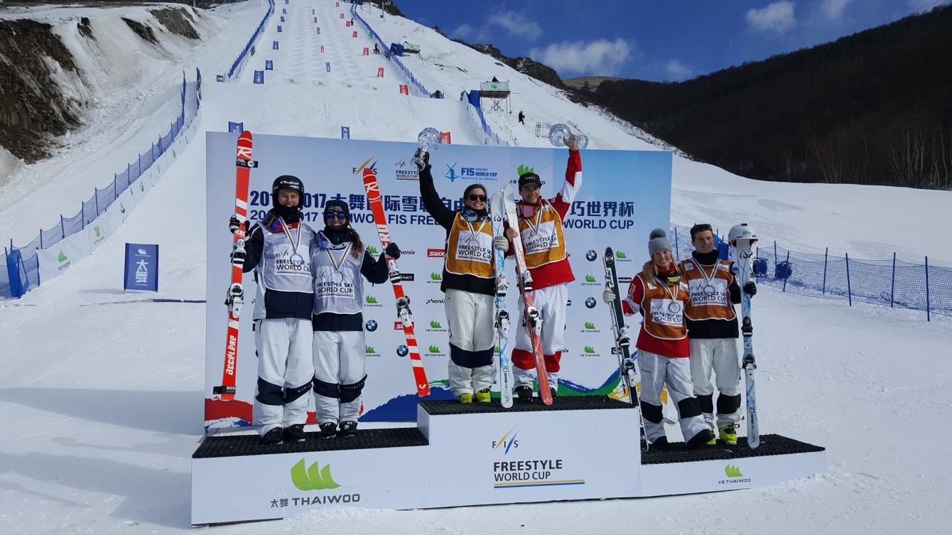 Mikaël Kingsbury célèbre sa première place et Justine Dufour-Lapointe sa troisième au classement général des bosses à Thaiwoo, en Chine, le 26 février 2017. (Photo : FIS)