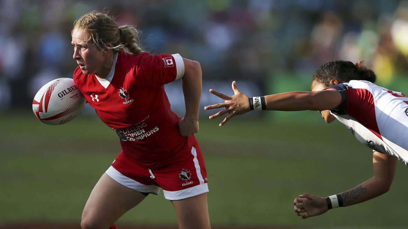 Kayla Moleschi du Canada se fraye un chemin lors de la finale du tournoi de rugby à sept de Sydney, en Australie, le 4 février 2017 (AP Photo/Rick Rycroft)