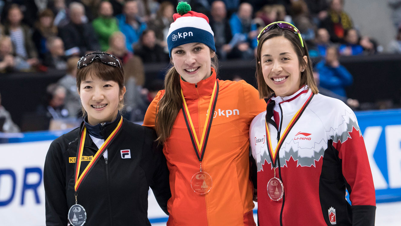 Valérie Maltais lors de la remise des médailles au 1500 m à la Coupe du monde de Dresden, en Allemagne, le 5 février 2017. (AP Photo/Jens Meyer)