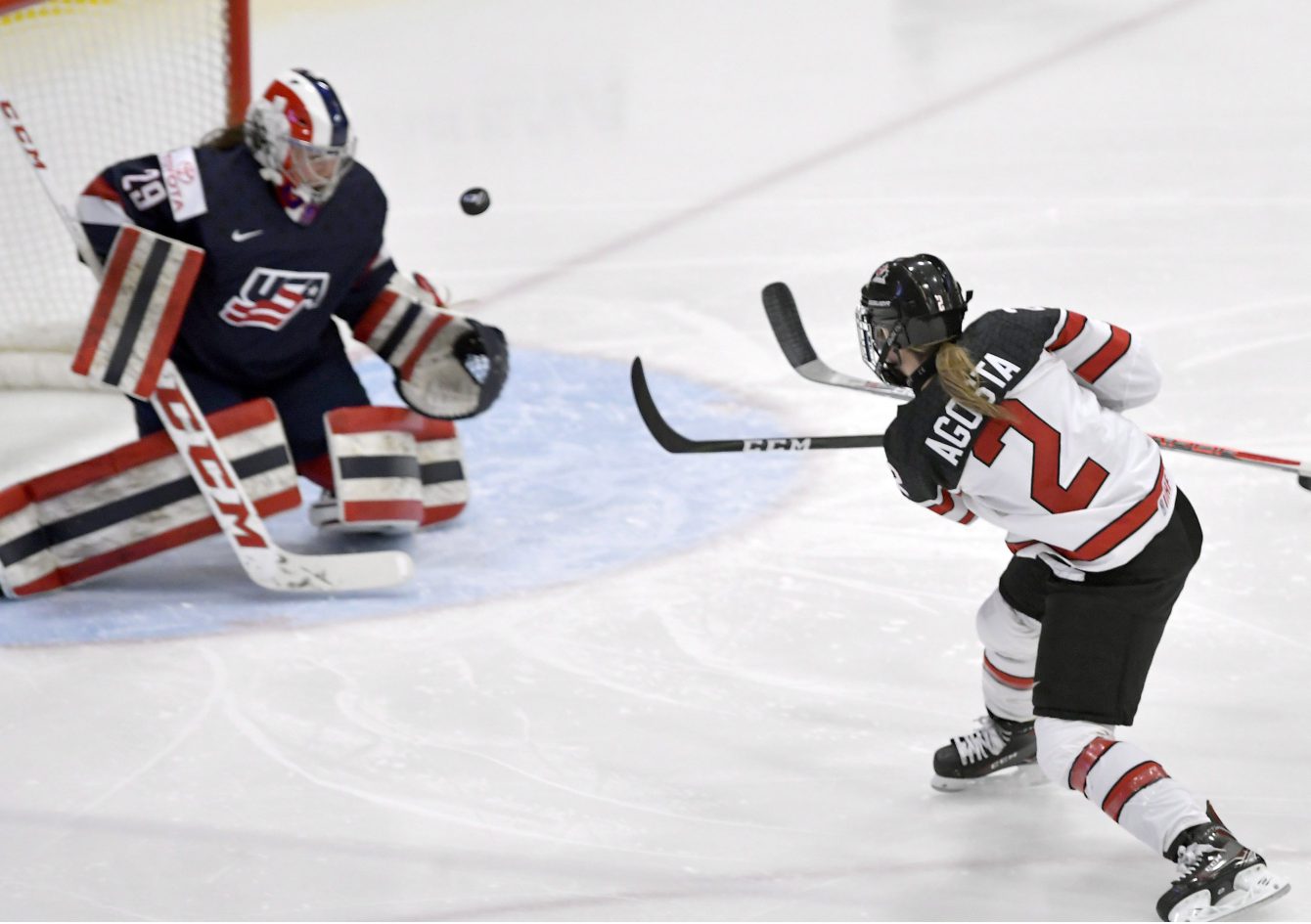 Meghan Agosta donne les devants 1-0 au Canada tôt en première période de la finale des Championnats du monde de hockey féminin à Plymouth, au Michigan, le 7 avril 2017. THE CANADIAN PRESS/Jason Kryk