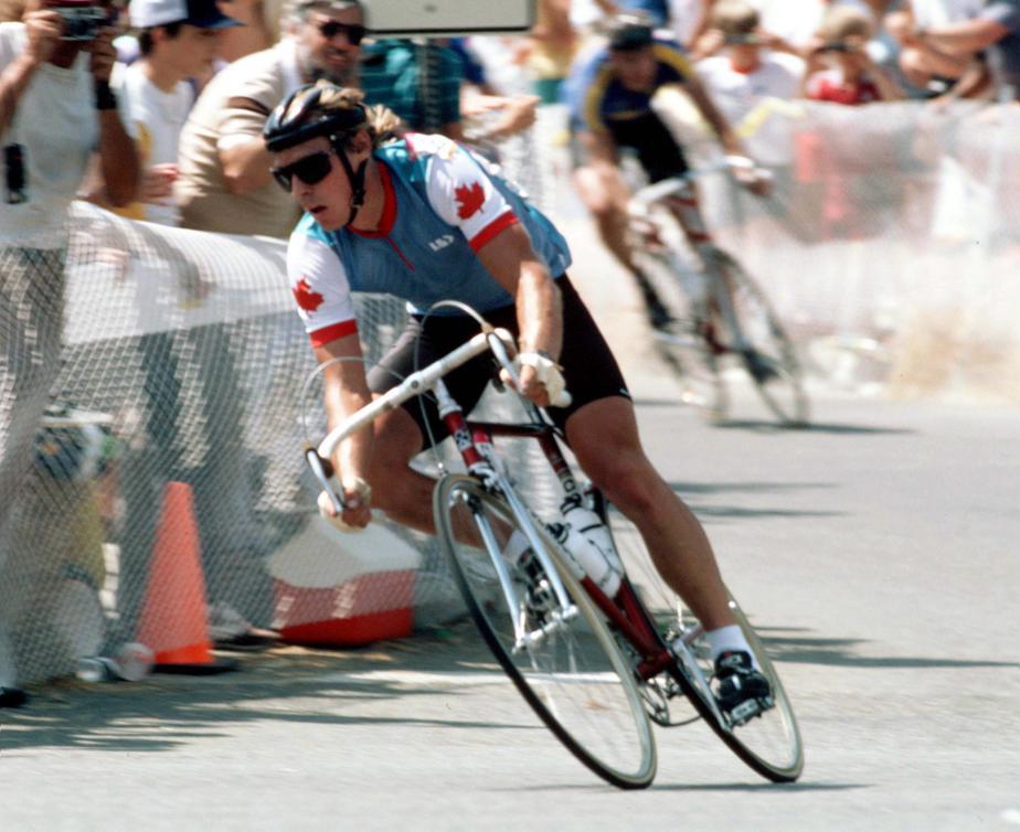 Steve Bauer participe à une épreuve de cyclisme sur route aux Jeux olympiques de Los Angeles. (Photo PC/AOC)