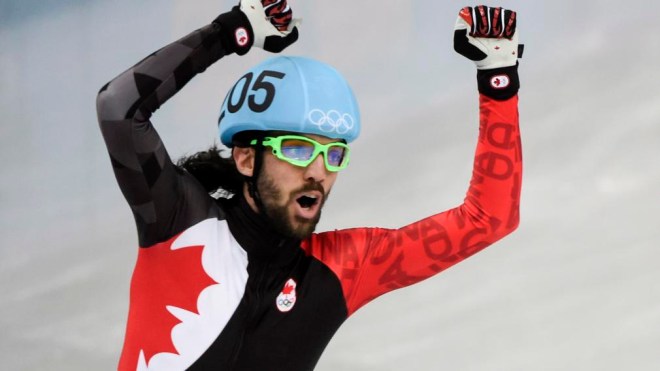 Charles Hamelin d'Équipe Canada célèbre sa médaille d'or en courte piste remportée à l'épreuve 1500 m des Jeux olympiques de Sotchi, le 10 février 2014.