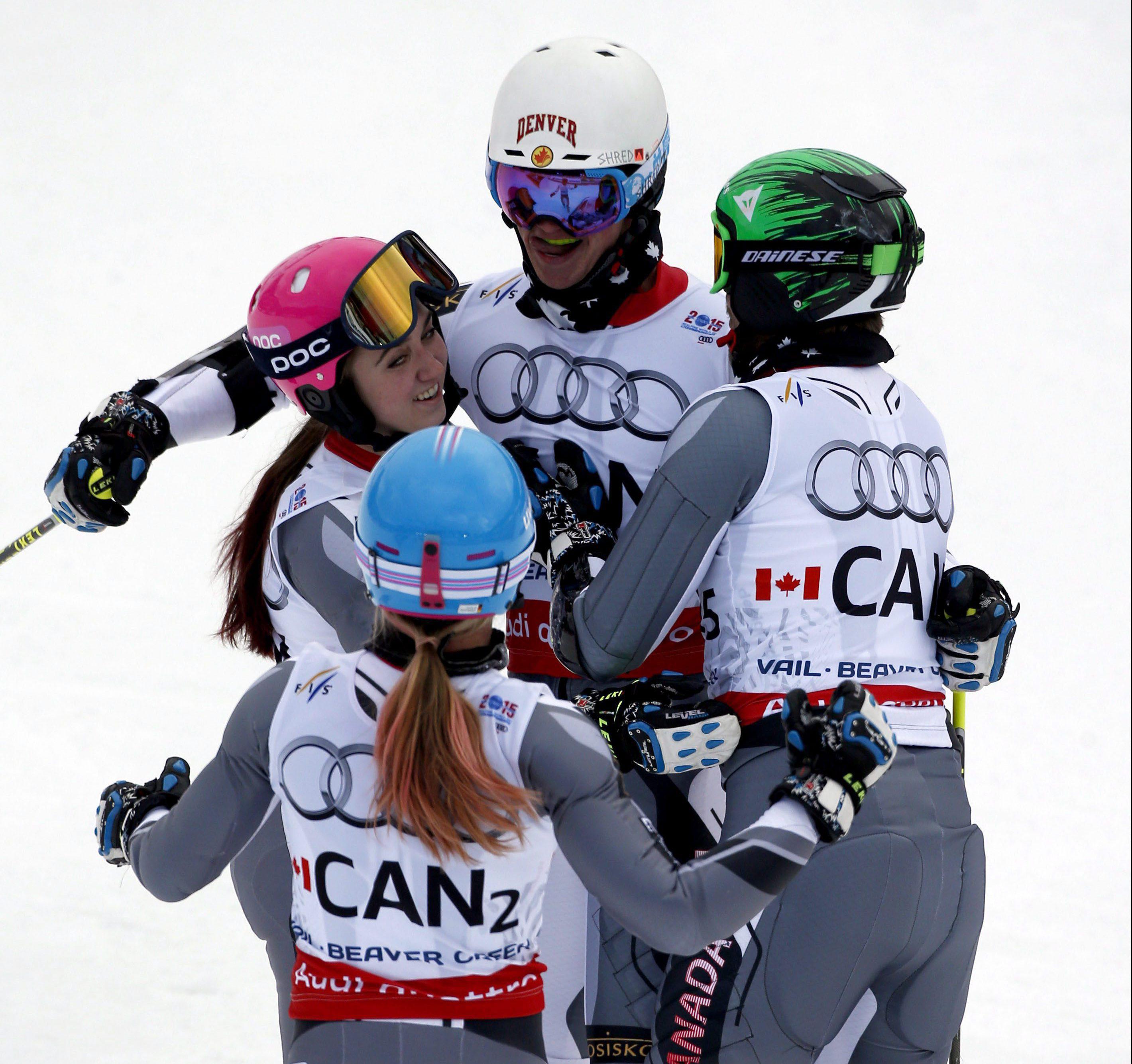 Trevor Philp (haut) Candace Crawford (gauche) Erin Mielzynski (bas) et Phil Brown d'Équipe Canada lors de l'épreuve par équipe aux Championnats du monde de ski alpin à Vail, au Colorado, le 10 février 2015. (Photo: AP /John Locher)