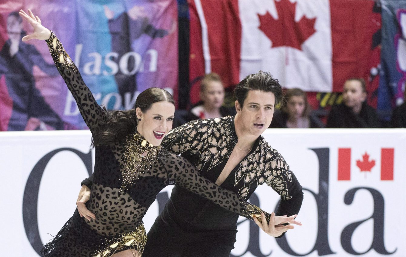 Les patineurs artistiques d'Équipe Canada Tessa Virtue et Scott Moir lors de leur programme court en danse sur glace aux Internationaux de Patinage Canada, le 27 octobre 2017.