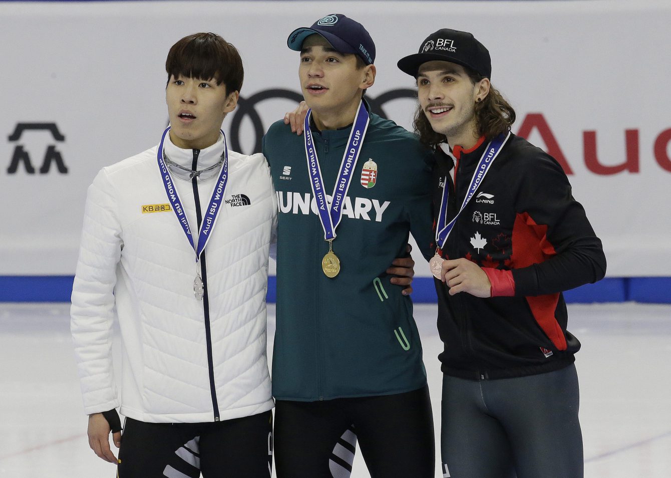 Samuel Girard d'Équipe Canada (droite) prend la pause avec sa médaille de bronze remportée au 1000 m masculin à la Coupe du monde de patinage de vitesse sur courte piste de Séoul, le 19 novembre 2017. (Photo : AP/Ahn Young-joon)