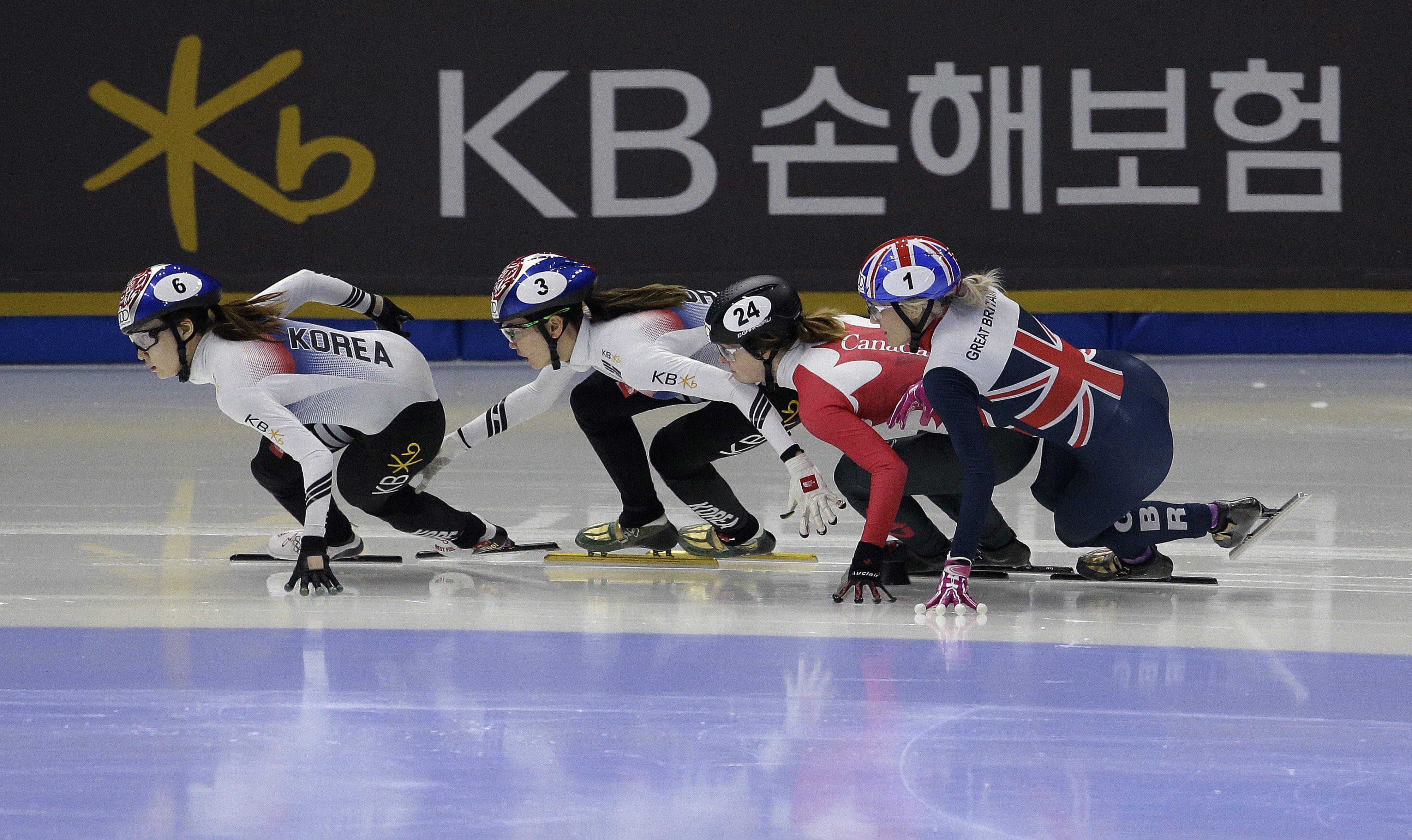 Kim Boutin d'Équipe Canada (24) tente de se faufiler devant deux patineuses sud-coréennes en finale du 1000 m de la Coupe du monde de courte piste de Séoul, en Corée du Sud, le 19 novembre 2017. (Photo AP/Ahn Young-joon)