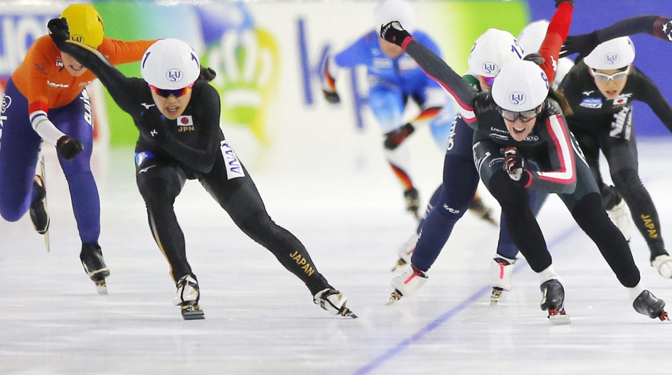 La patineuse d'Équipe Canada Ivanie Blondin (droite) et la Japonaise Ayano Sato se livrent une chaude lutte en fin de course du départ groupé féminin de la Coupe du monde d'Heerenveen, aux Pays-Bas, le 11 novembre 2017. (AP Photo/Peter Dejong)