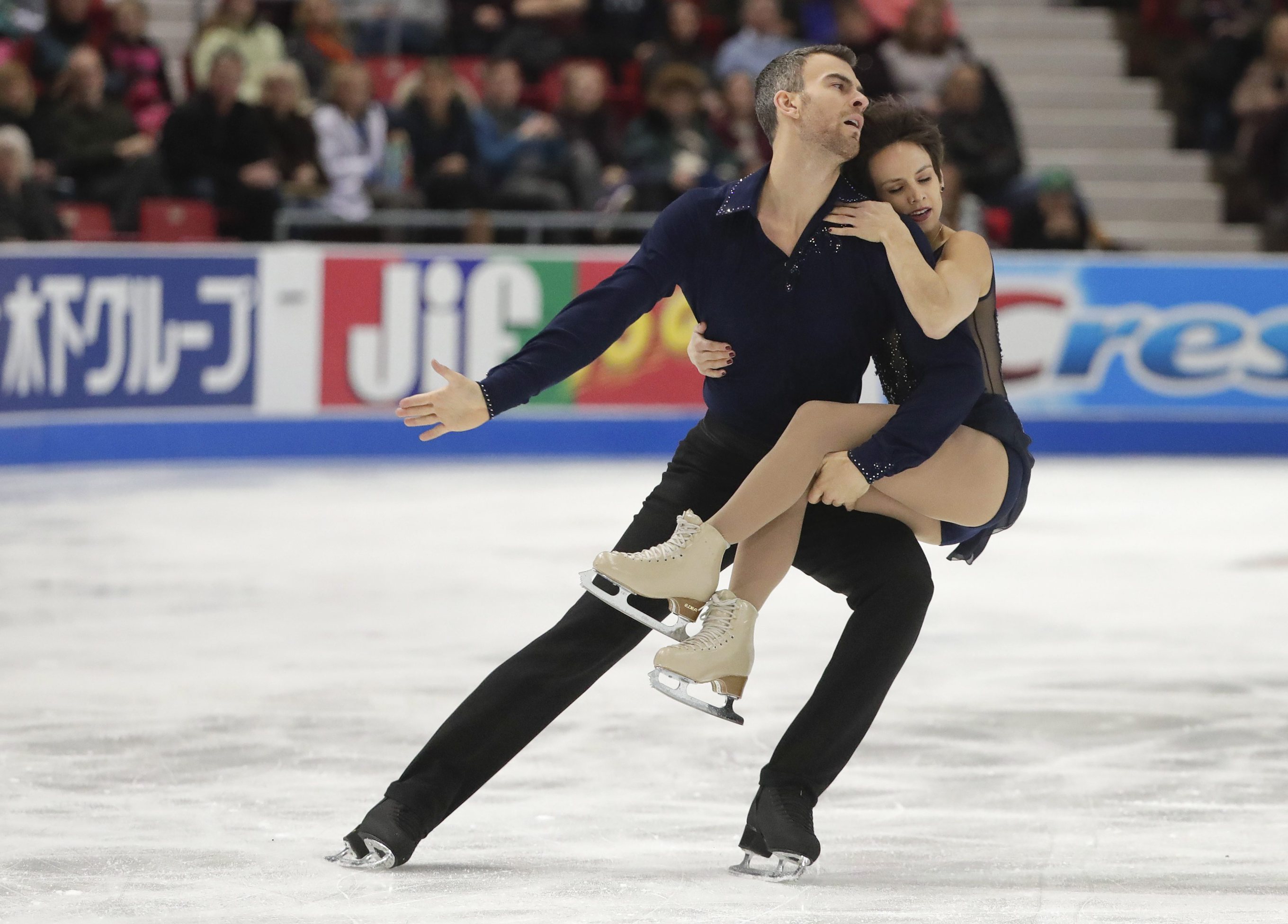 Les patineurs artistiques d'Équipe Canada Meagan Duhamel et Eric Radford lors du programme libre chez les couples au Grand Prix Skate America à Lake Placid, New York, le 24 novembre 2017. (Photo : AP/Julie Jacobson)