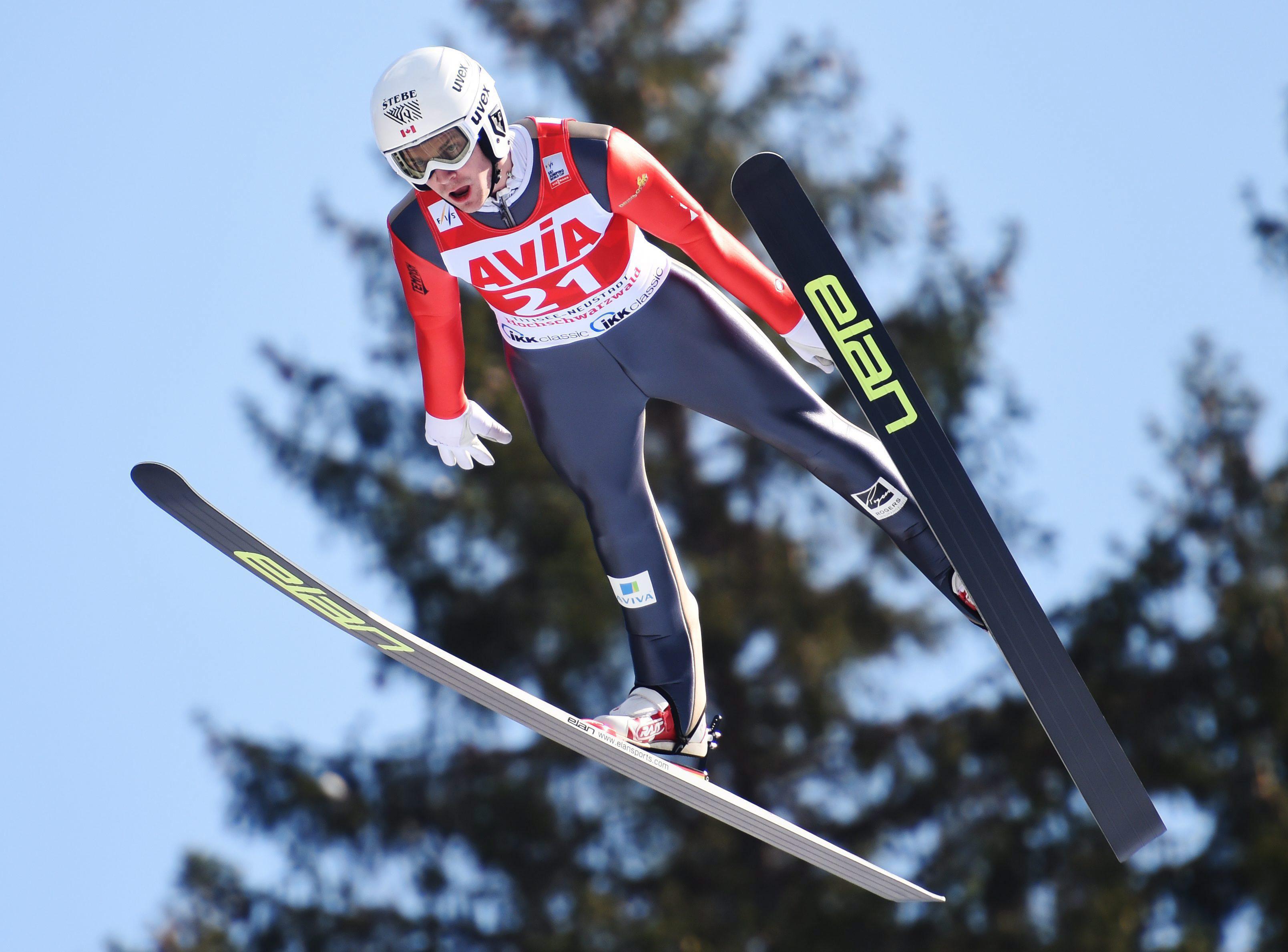 Mackenzie Boyd-Clowes d'Équipe Canada prend son envol lors de la Coupe du monde de saut à ski de Titisee-Neustadt, en Allemagne, le 11 mars 2016. (Photo : Patrick Seeger/dpa via AP)