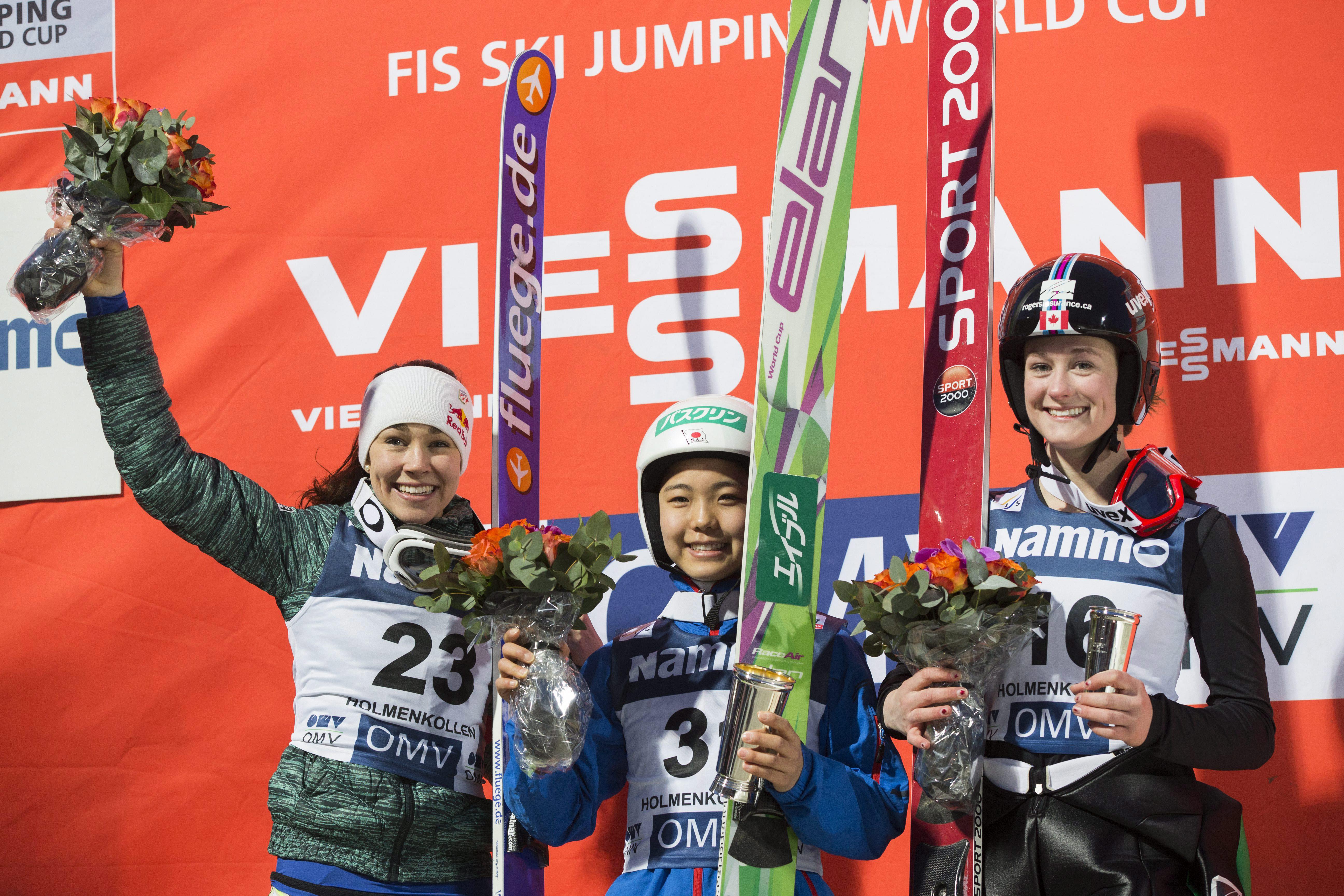 Taylor Henrich d'Équipe Canada (droite) célèbre sur le podium après avoir terminé troisième à la Coupe du monde de saut à ski d'Oslo, en Norvège, le 13 mars 2015. ( Photo : AP/Berit Roald)