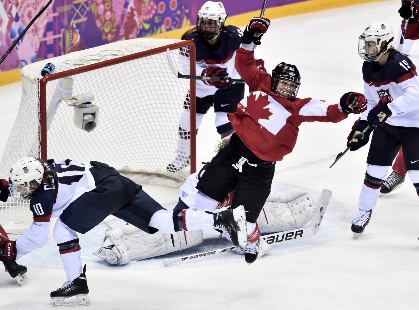 Marie-Philip Poulin d'Équipe Canada marque le but égalisateur contre les États-Unis lors de la troisième période du match de la médaille d'or aux Jeux olympiques de Sotchi, le 20 février 2014.