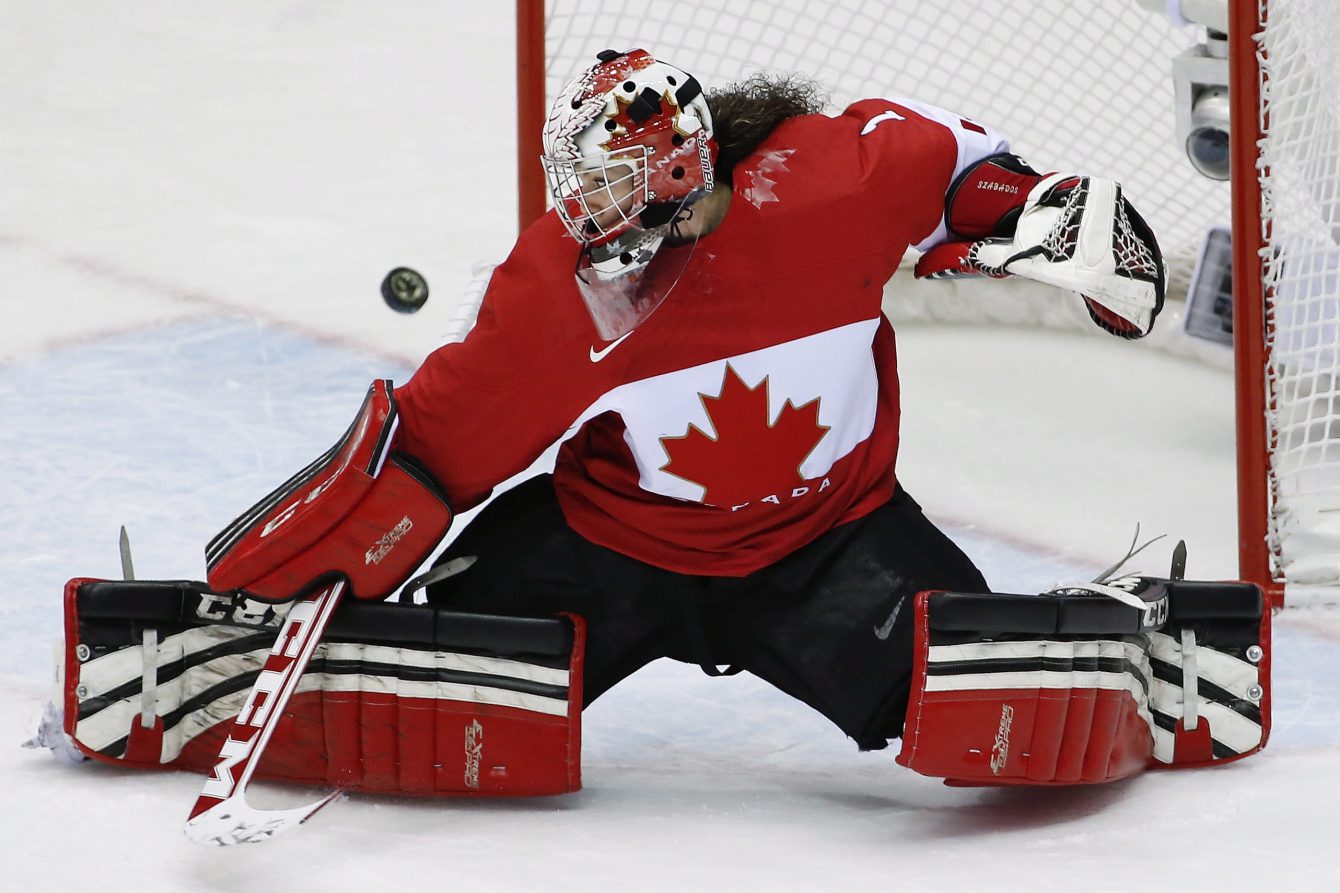 La gardienne d'Équipe Canada Shannon Szabados effectue un arrêt en première période du match pour la médaille d'or en hockey féminin aux Jeux olympiques de Sotchi, le 20 février 2014. (Photo : AP/Petr David Josek)