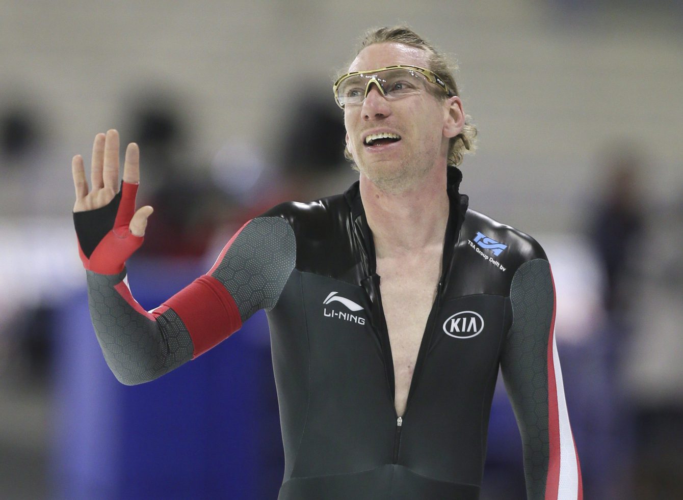 Ted-Jan Bloemen d'Équipe Canada salue la foule après avoir récolté l'argent au 5000 m de la Coupe du monde de patinage de vitesse sur longue piste à Calgary, le 1er décembre 2017.