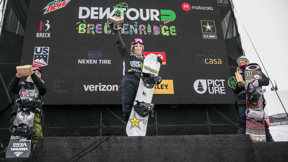 Spencer O’Brien d'ÉquipeCanada (centre) célèbre sa victoire à l'épreuve féminine de snowboard slopestyle au Dew Tour présenté au Colorado. (Photo : Dew Tour, Twitter)