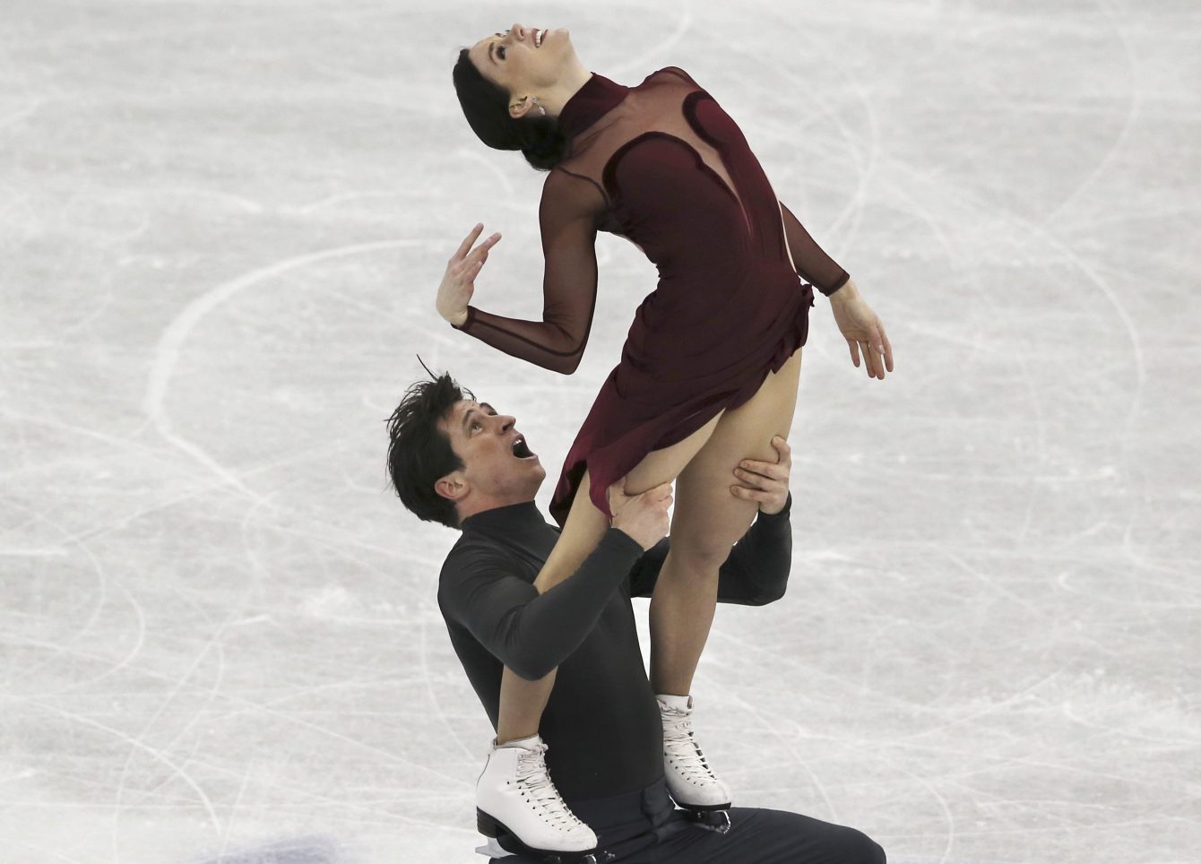 Tessa Virtue et Scott Moir d'Équipe Canada lors du programme libre en danse lors des finales du Grand Prix à Nagoya, au Japon le 9 décembre 2017. (AP Photo/Koji Sasahara)