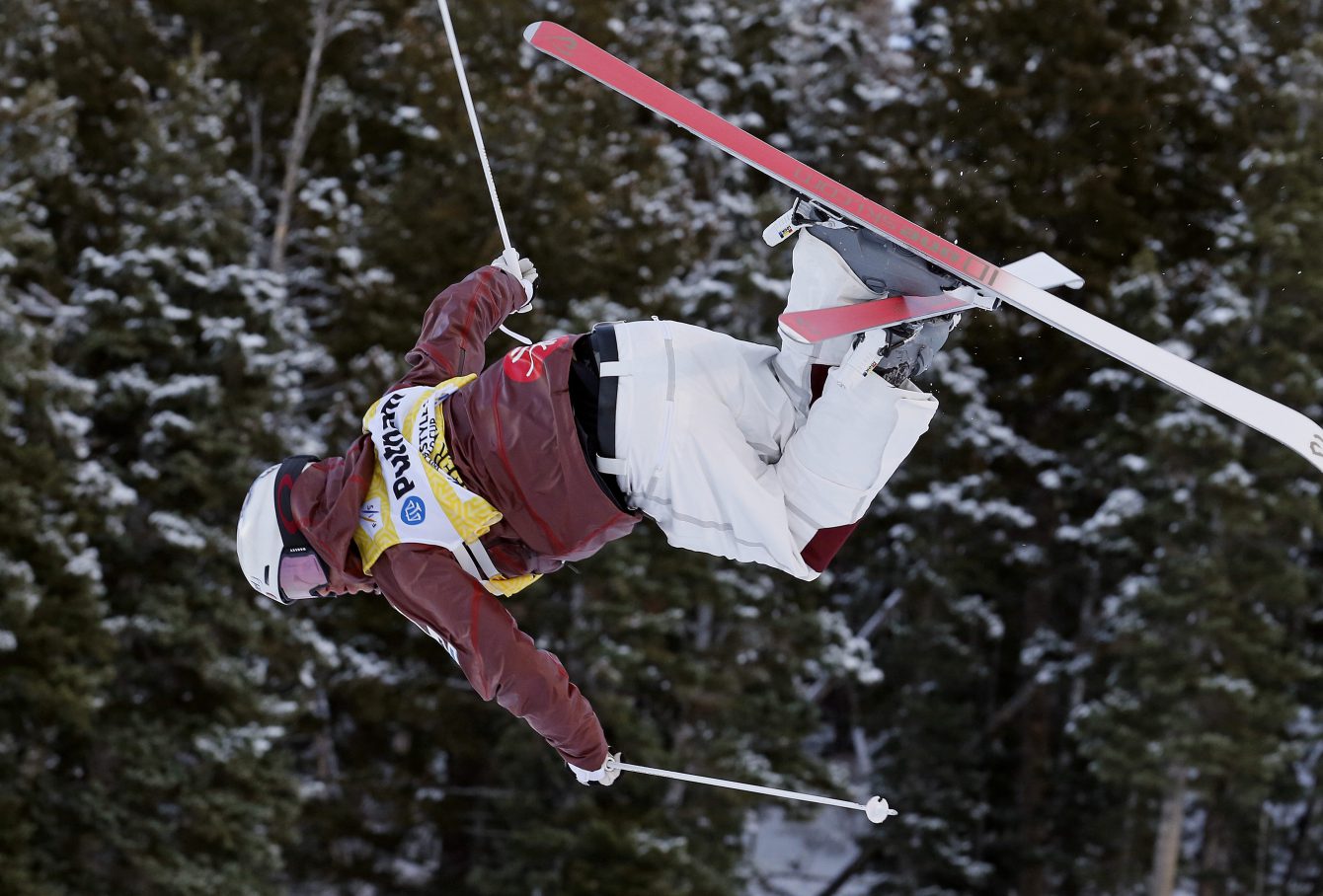 Mikaël Kingsbury d'Équipe Canada exécute un saut à la Coupe du monde de ski sur bosses de Deer Valley, en Utah, le 10 janvier 2018. (Photo: AP Photo/Rick Bowmer)