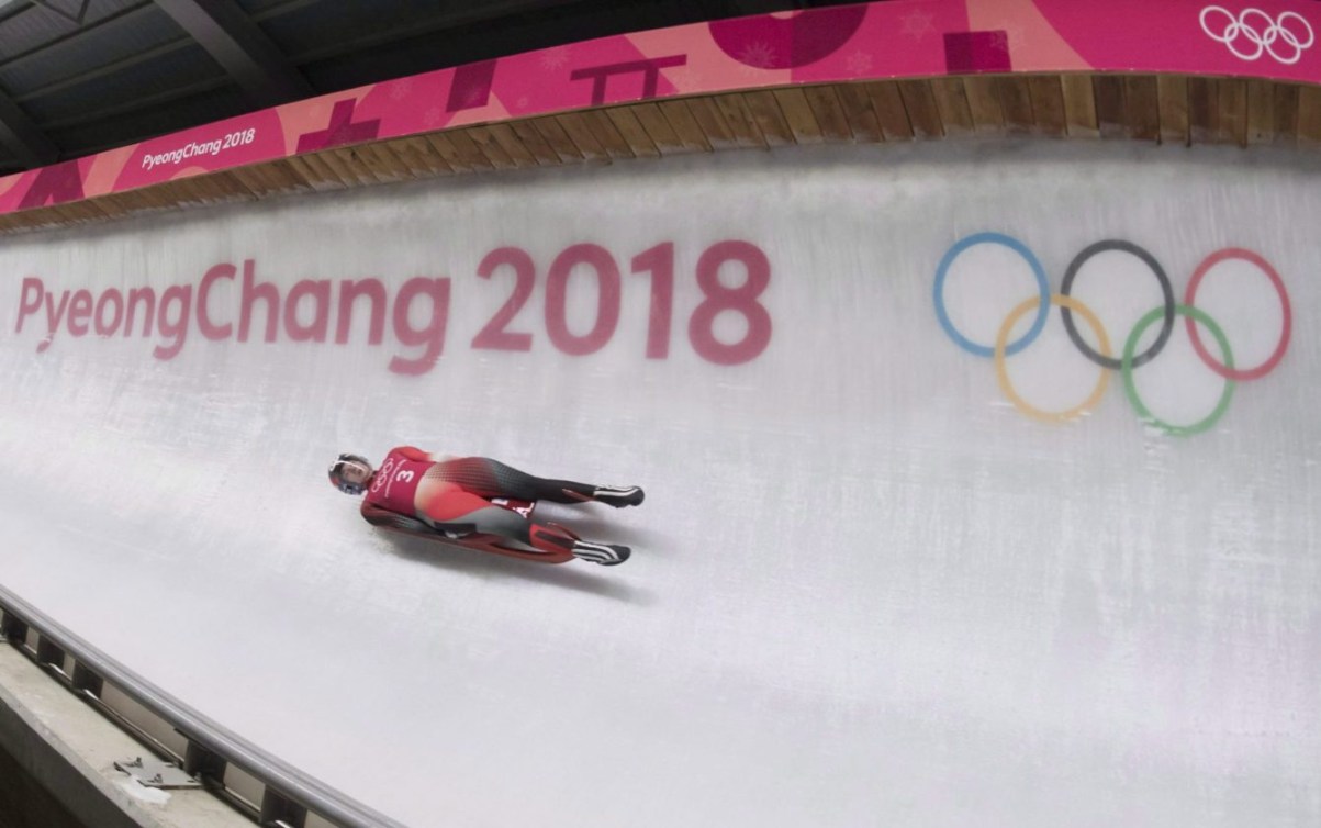 La lugeuse canadienne Kim McRae, de Calgary, dévale la piste du Centre olympique de glisse avant le début des Jeux olympiques d’hiver de PyeongChang 2018, en Corée du Sud, le jeudi 8 février 2018. (LA PRESSE CANADIENNE/Jonathan Hayward)