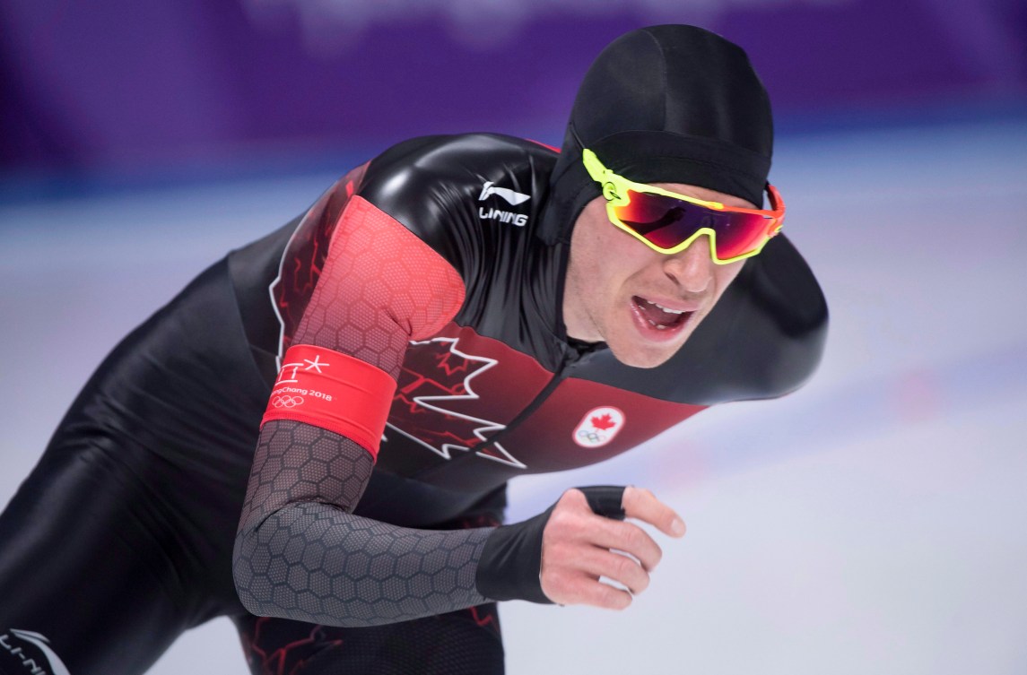 Jordan Belchos patine à l'épreuve du 10 000 m en patinage de vitesse sur longue piste aux Jeux olympiques de PyeongChang, le 15 février 2018. LA PRESSE CANADIENNE/Paul Chiasson