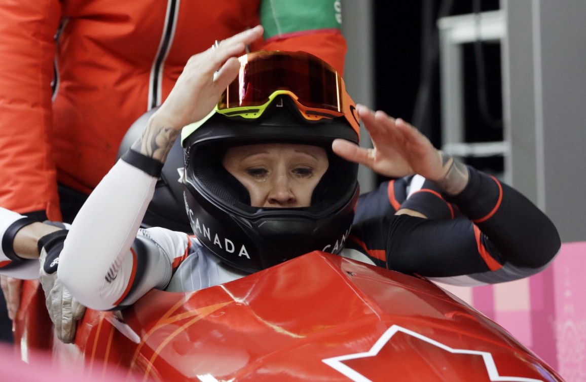 La pilote Kaillie Humphries et la freineuse Phylicia George du Canada célèbrent leur médaille de bronze après la dernière manche de l’épreuve féminine de bob à deux aux Jeux olympiques d’hiver de PyeongChang 2018, en Corée du Sud, le mercredi 21 février 2018. (Photo : AP/Wong Maye-E)