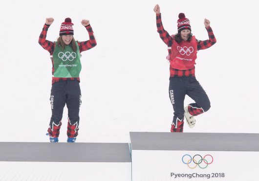La médaillée d’or Kelsey Serwa, à droite, et la médaillée d’argent Brittany Phelan célèbrent leur victoire en ski cross femmes au Parc de neige de Bokwang lors des Jeux olympiques d’hiver de PyeongChang 2018 en Corée du Sud le vendredi 23 février 2018. (LA PRESSE CANADIENNE/Jonathan Hayward)