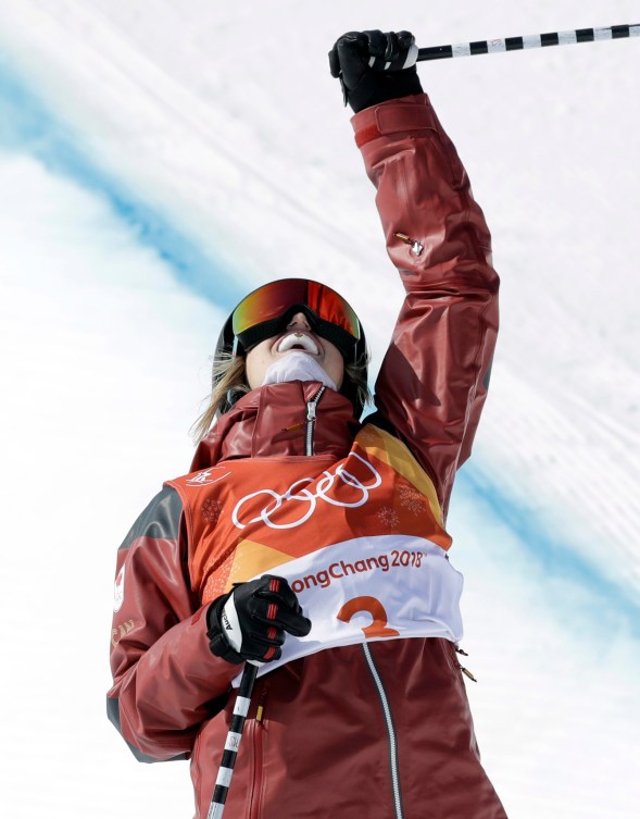 Réaction de Cassie Sharpe après une de ses descentes lors de la finale olympique de l’épreuve féminine de demi-lune le 20 février 2018.