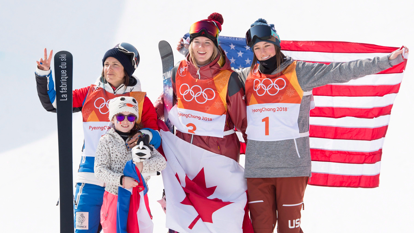 Cassie Sharpe (centre) pendant la cérémonie de remise des souvenirs après la finale olympique de demi-lune chez les femmes le 20 février 2018.