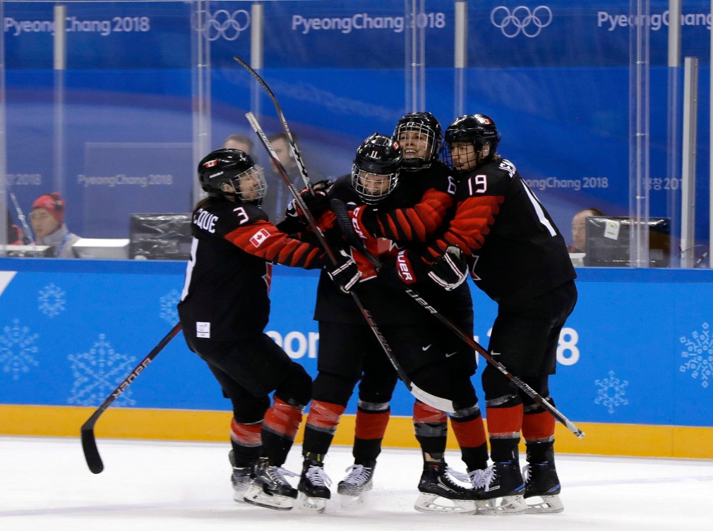Jillian Saulnier (11) célèbre son but avec ses coéquipières lors du match de hockey féminin contre la Finlande aux Jeux olympiques de PyeongChang, le 13 février 2018. (AP Photo/Matt Slocum)