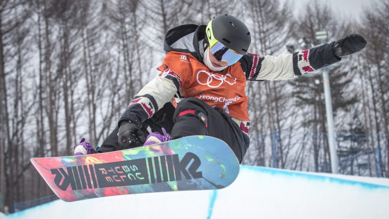 Plus jeune athlète féminine d’Équipe Canada, Elizabeth Hosking, 16 ans, s’entraîne sur la demi-lune du Parc de neige de Phoenix, à PyeongChang, en Corée du Sud. Photo : David Jackson